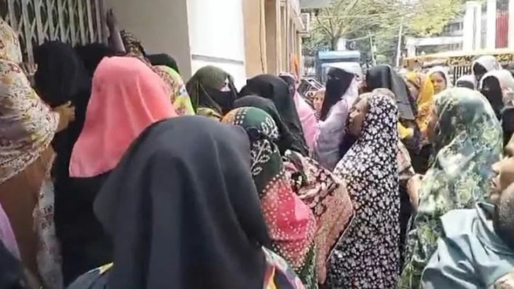 আড়াইহাজারে ছাত্রলীগ নেতাকে ছাড়াতে স্বজনদের থানা ঘেরাও